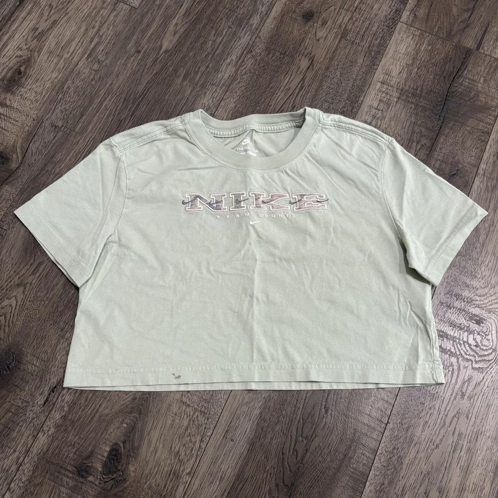 Nike Shirt Womens XS Green Cropped Team Sports Camo Logo Graphic The Nike Tee